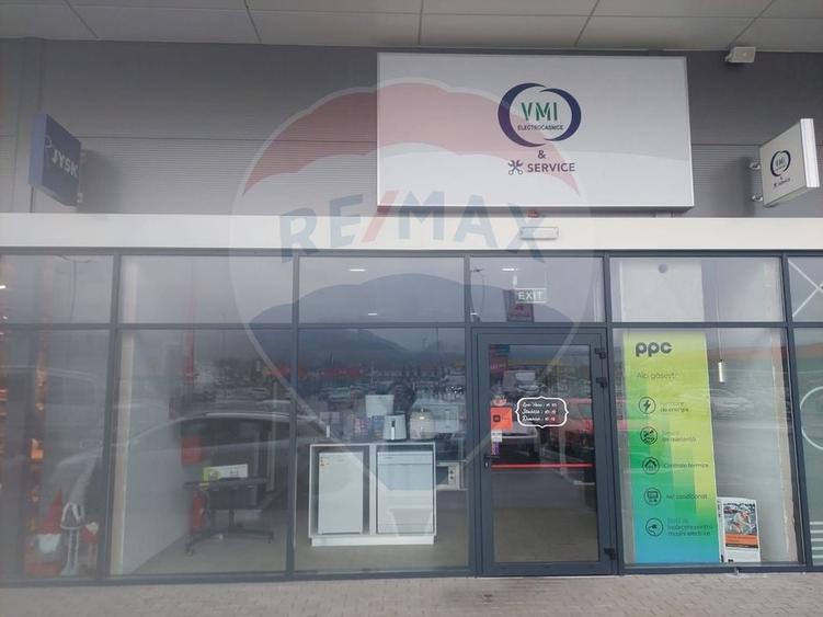 Spațiu comercial, de 89.690002441406 mp, în Nord