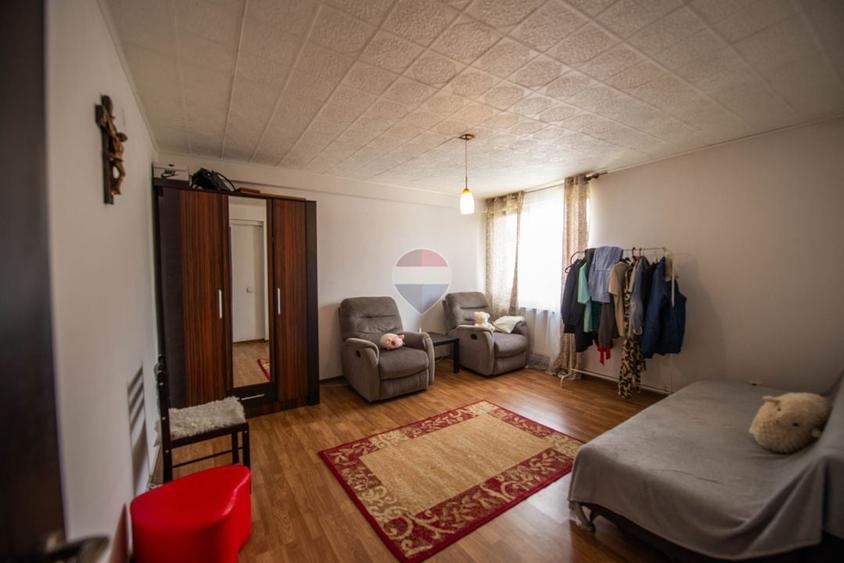Casă individuală cu 7 camere cu Teren 383 Mp în Periferie