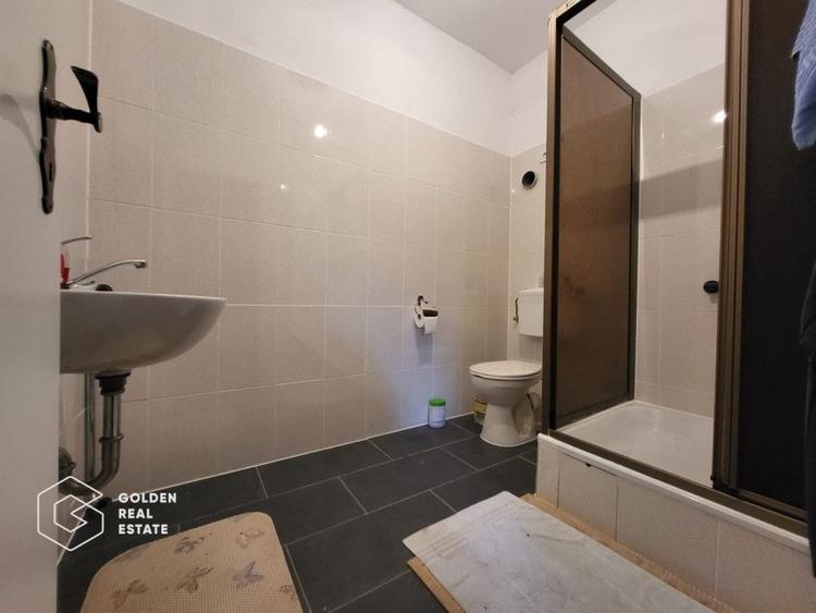 Casă individuală cu 6 camere cu Canalizare în Central