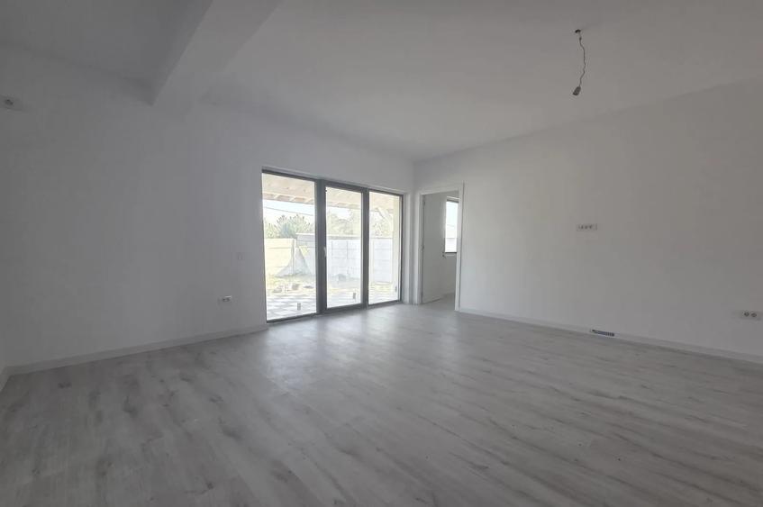 Casă cu 5 camere cu Teren 410 Mp în Domnești