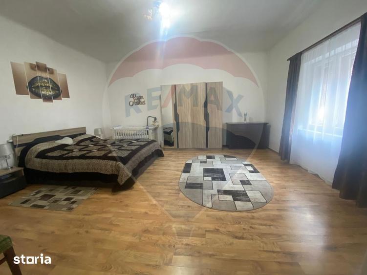 Casă cu 7 camere cu Teren 2522 Mp în Brateiu