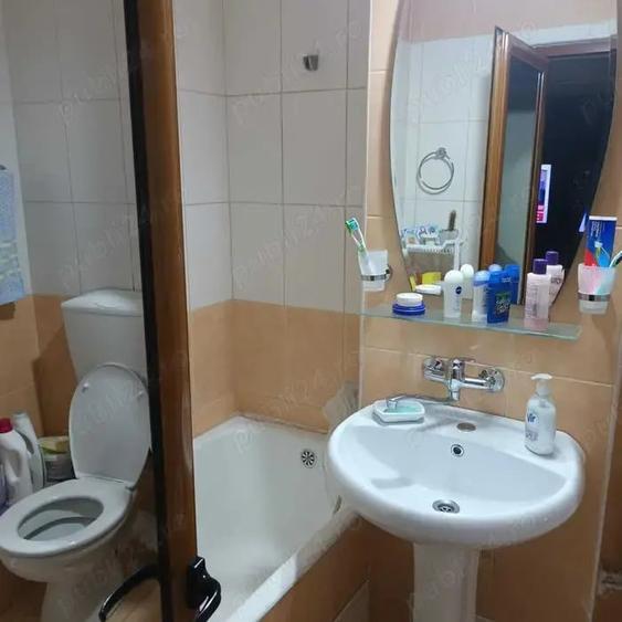 Apartament cu 3 camere semidecomandat în Oltenița
