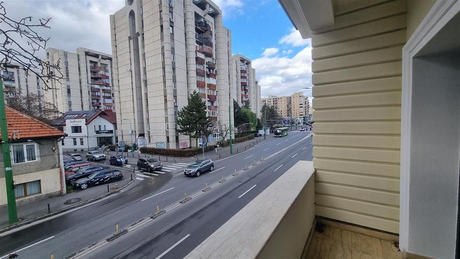 Casă individuală cu 11 camere cu Canalizare în Centrul Civic