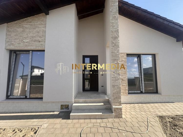 Casă individuală cu 4 camere cu Canalizare în Cetate