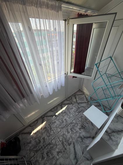 Apartament cu 3 camere decomandat în Craiovița Nouă