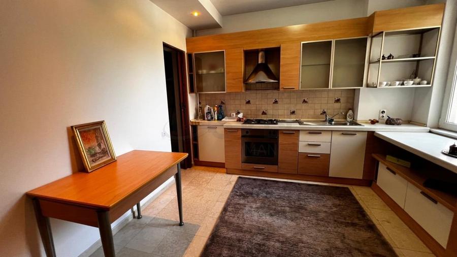 Apartament cu 3 camere decomandat, mobilat în Primăverii