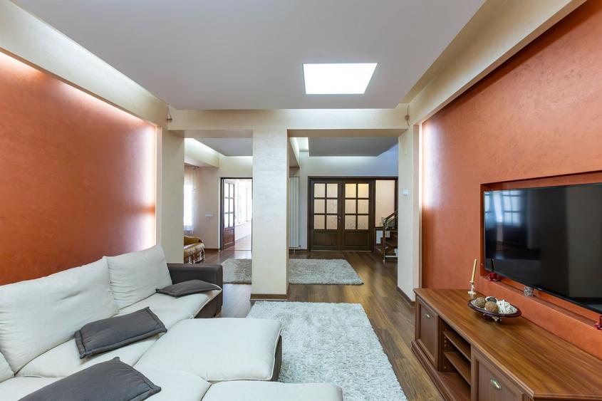 Casă individuală cu 8 camere cu Canalizare în Central