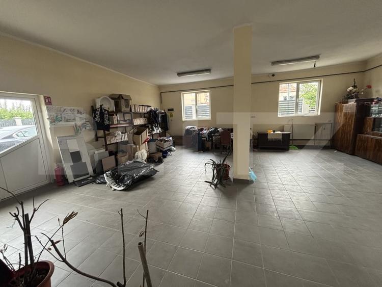 Casă individuală cu 9 camere cu Canalizare în Est