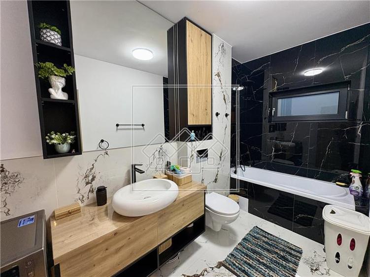Penthouse cu 5 camere decomandat în Exterior Vest