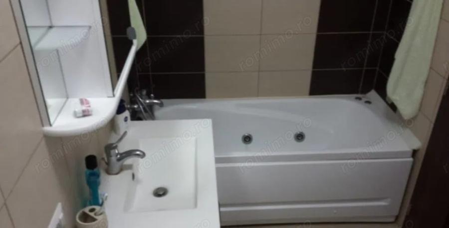 Apartament cu 3 camere semidecomandat în Girocului