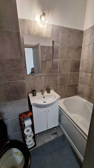 Apartament cu 2 camere semidecomandat în Valea Adâncă