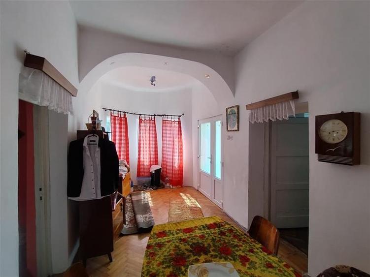 Casă individuală cu 6 camere cu Teren 585 Mp în Periferie