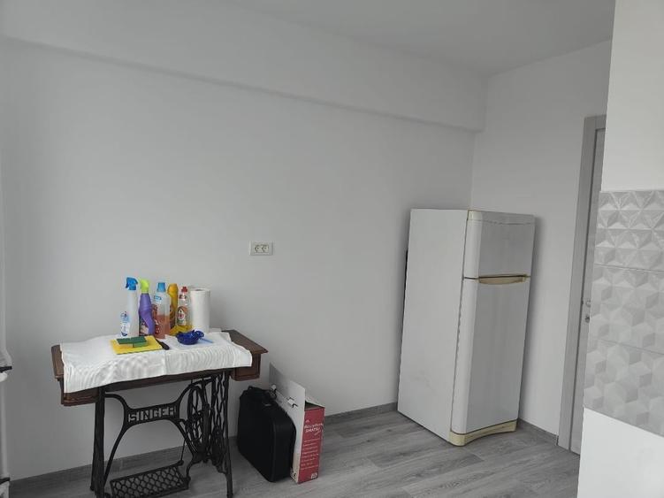 Apartament cu 3 camere semidecomandat în Titan