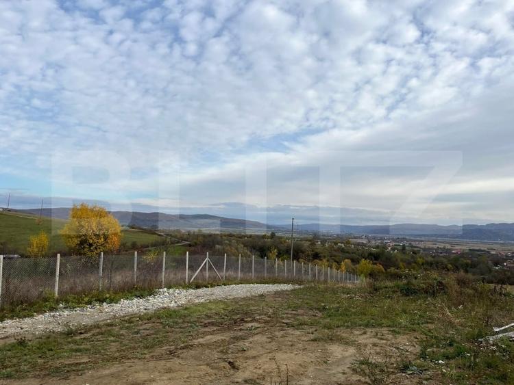 Casă individuală cu 4 camere cu Teren 3000 Mp în Uriu