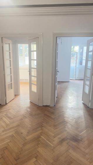 Apartament cu 5 camere decomandat în P-ța Victoriei