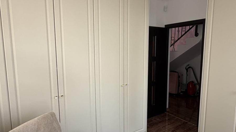 Duplex cu 5 camere cu Canalizare în Roșu
