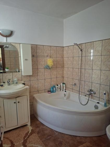 Casă individuală cu 4 camere cu Canalizare în Surani
