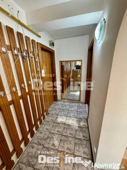 Apartament cu 3 camere semidecomandat în Podu Roș