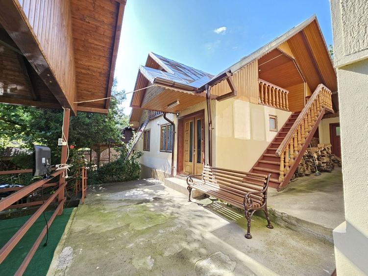 Casă individuală cu 7 camere cu Canalizare în Vintilă Vodă