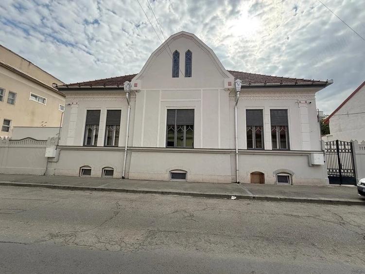 Casă cu 7 camere cu Teren 892 Mp în Central