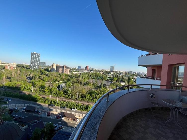 Apartament cu 3 camere semidecomandat, mobilat în P-ta Presei Libere