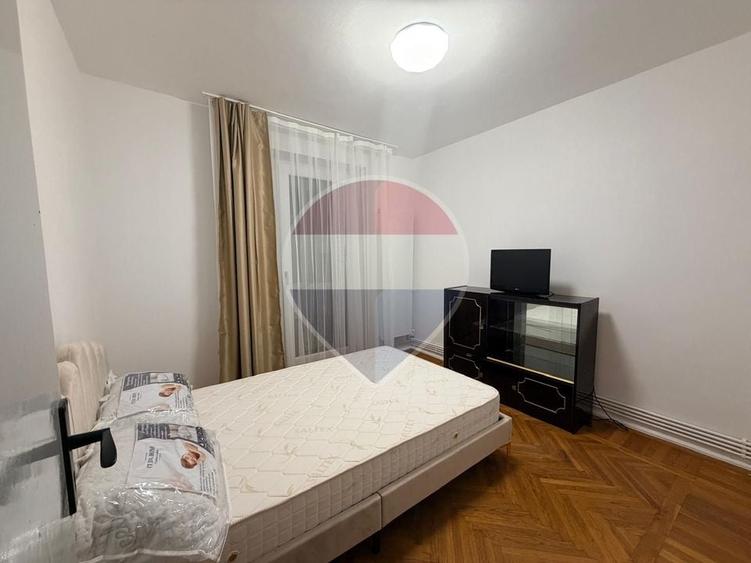 Apartament cu 3 camere semidecomandat, mobilat în Central