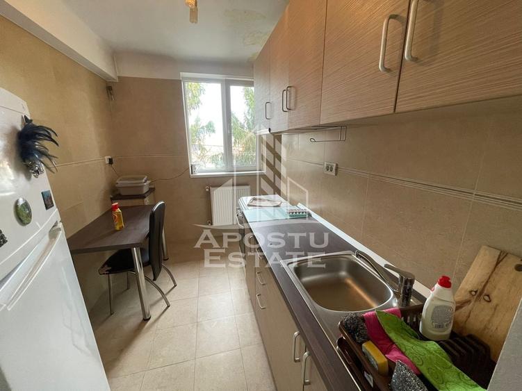 Apartament cu 2 camere semidecomandat, mobilat în Dâmbovița