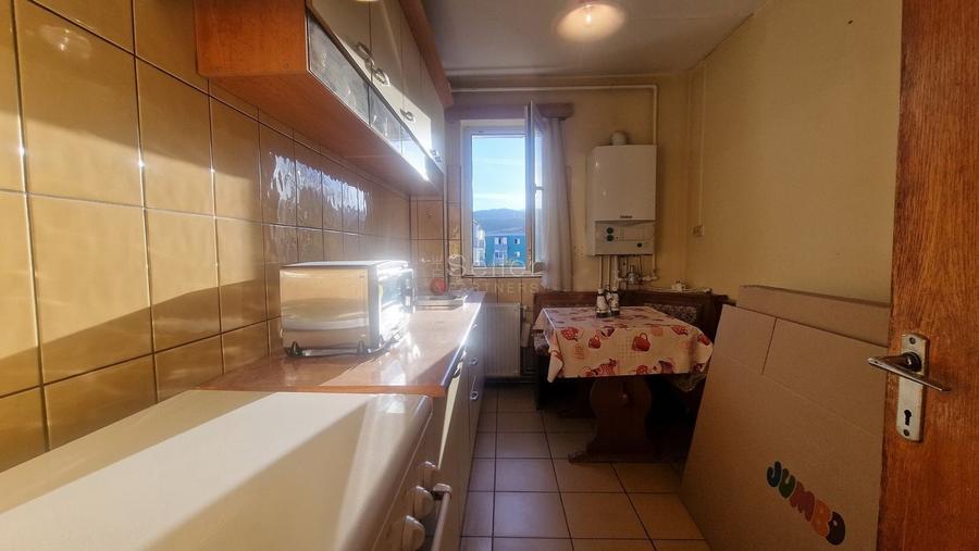 Apartament cu 3 camere semidecomandat, mobilat în Astra