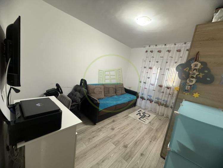 Apartament cu 3 camere decomandat, mobilat în Craiovița Nouă