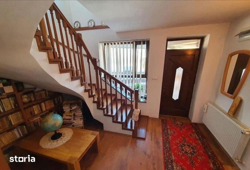 Casă cu 6 camere cu Teren 1000 Mp în Central