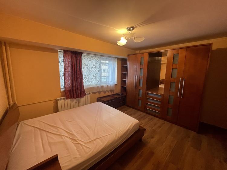 Apartament cu 4 camere decomandat, mobilat în P-ța Victoriei