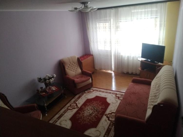 Apartament cu 3 camere decomandat în Drumul Taberei