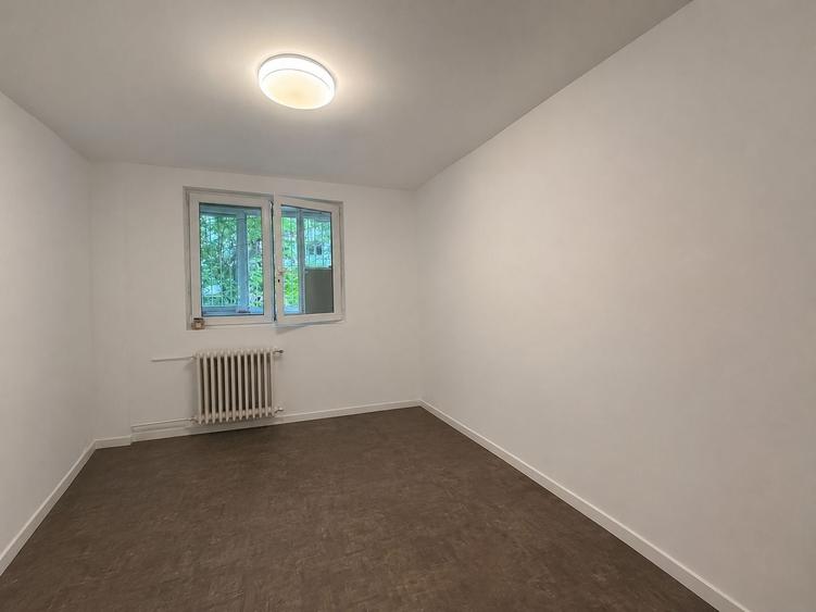 Apartament cu 3 camere semidecomandat, mobilat în Titan