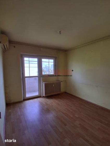 Apartament cu 3 camere semidecomandat în Berceni — fotografia 3