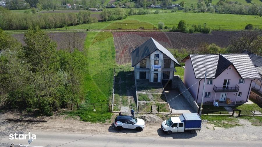 Casă cu 7 camere cu Teren 1800 Mp în Preutești