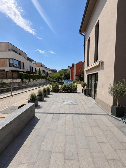Casă individuală cu 9 camere cu Canalizare în Central