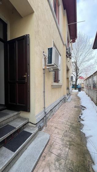 Casă individuală cu 10 camere cu Canalizare în Cotroceni