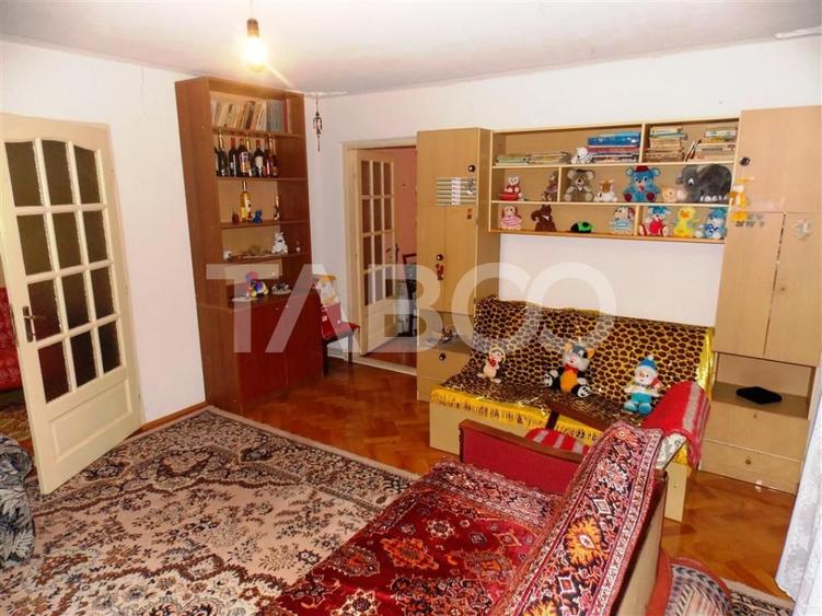 Casă individuală cu 6 camere decomandat cu Canalizare în Gușterița
