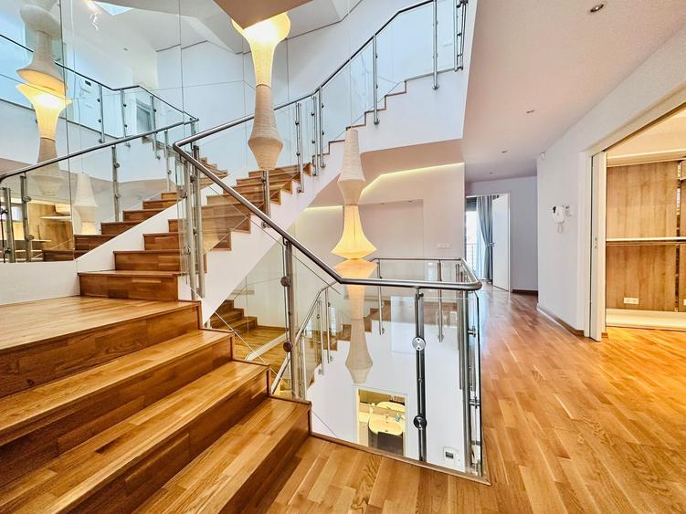 Duplex cu 8 camere cu Canalizare în Băneasa