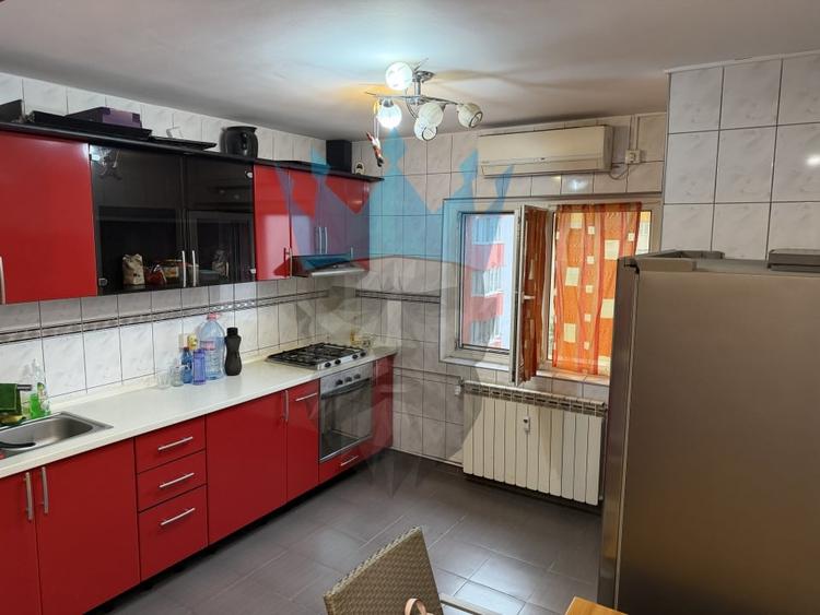 Apartament cu 3 camere decomandat, mobilat în Sebastian