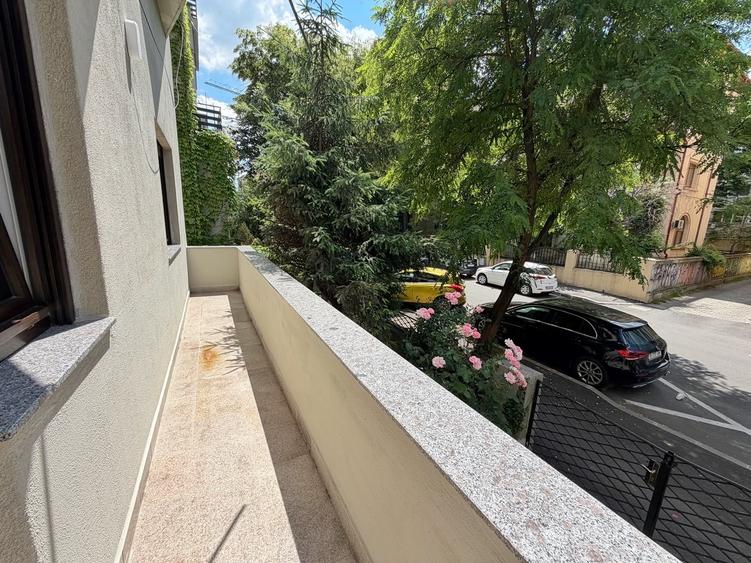 Apartament cu 3 camere semidecomandat în Capitale