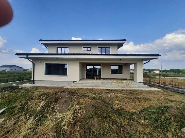 Casă individuală cu 6 camere cu Canalizare în Gulia