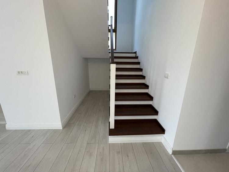 Duplex cu 4 camere cu Canalizare în Dumbrăvița
