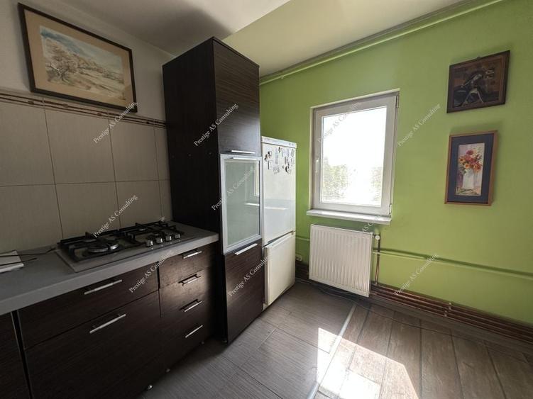 Apartament cu 3 camere decomandat în Girocului