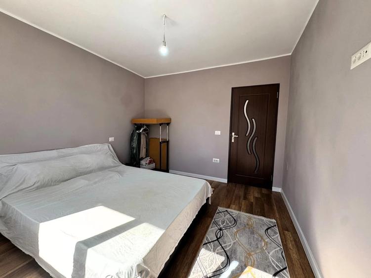 Apartament cu 3 camere semidecomandat în Tătărași