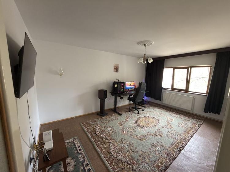 Apartament cu 3 camere decomandat, mobilat în Piața Centrală