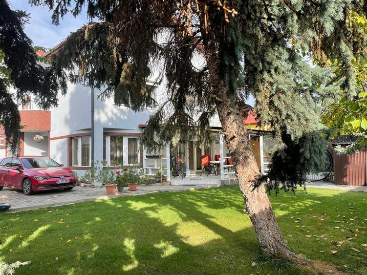 Casă cu 6 camere cu Canalizare în Exterior Est