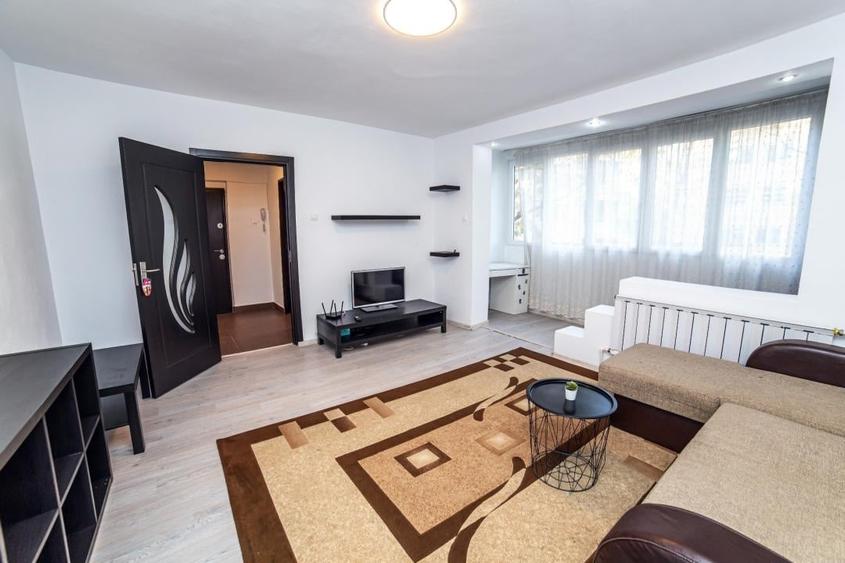 Apartament cu 3 camere semidecomandat, mobilat în Militari