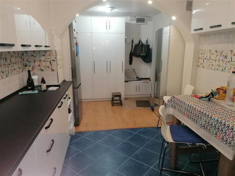 Apartament cu 4 camere decomandat în Soarelui