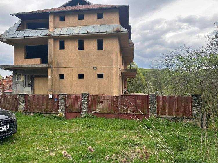 Casă cu 4 camere în Hotarele